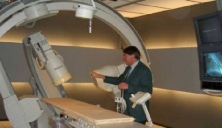 Muž stojící u počítačové tomografie 