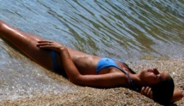 Žena ležící u moře