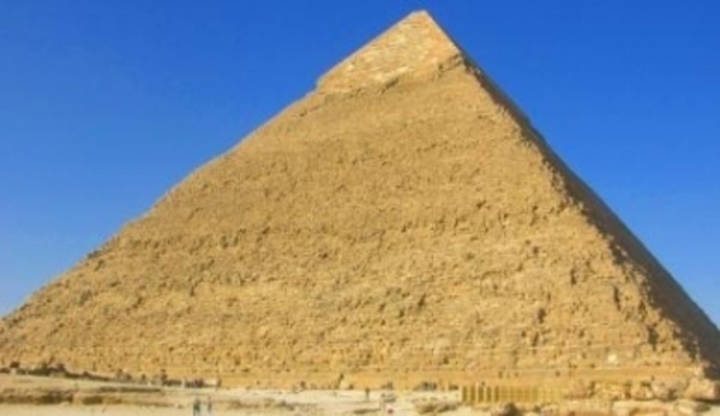 Velká pyramida v poušti 