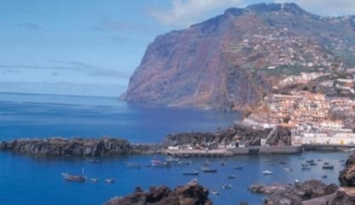 Ostrov Madeira s loďkami v moři 
