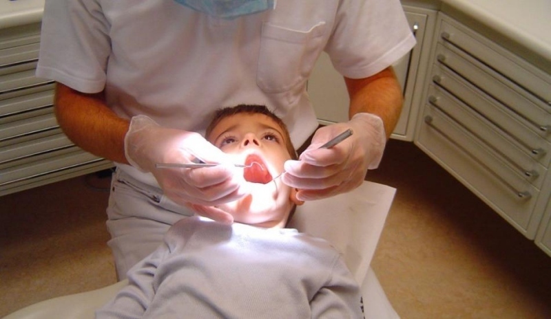 Dítě s otevřenou pusou u zubaře 