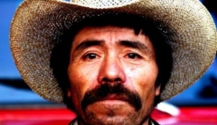 Mexický muž s kloboukem na hlavě