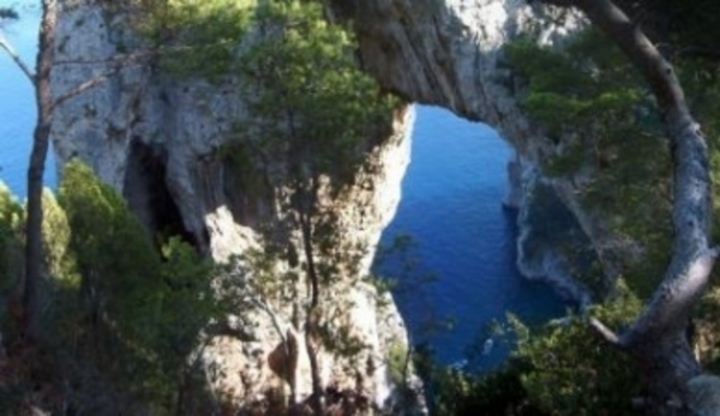 Přírodní útvary na ostrově Capri v Itálii