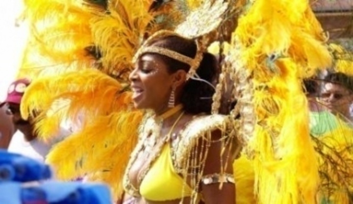 Tančící žena ve žlutém peří na karnevalu v Rio de Janeiro