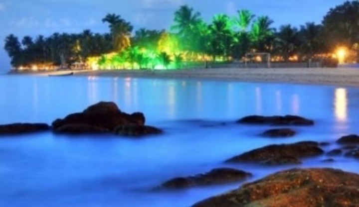 Kameny v moři s osvětlenou pláží 