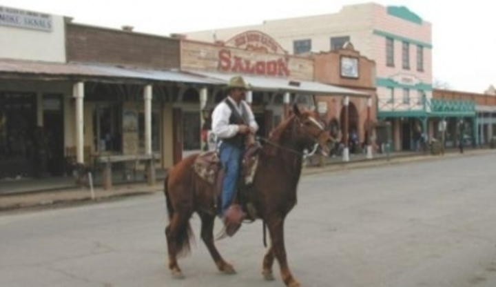 Muž na koni ve westernovém městečku 