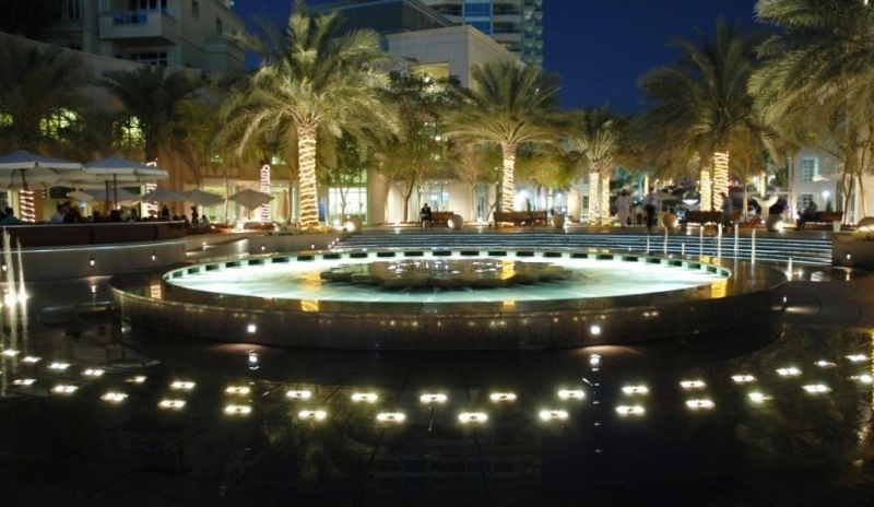 Centrum Dubaje s nádherným osvětlením 