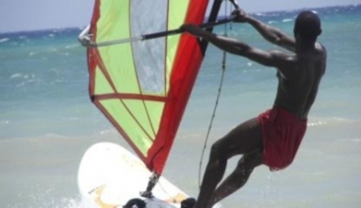 Muž na windsurfingu