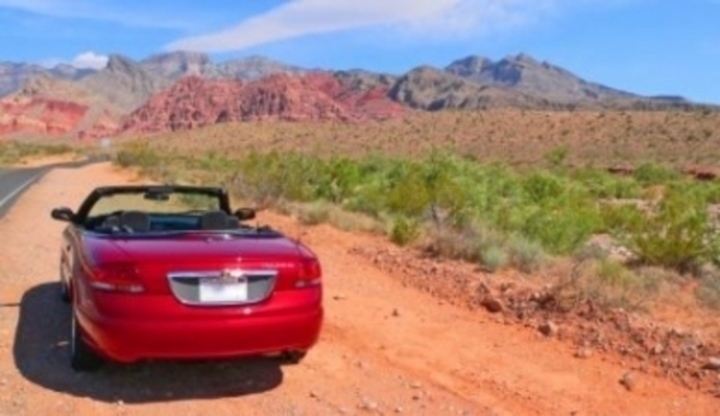 Červené auto stojící v pustině