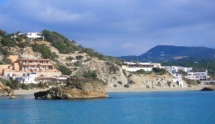 Moře a pobřeží ostrova Ibiza s množstvím hotelů