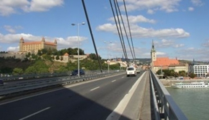 Cesta přes most v Bratislavě