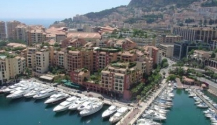 Přístav plný lodí v Monacu