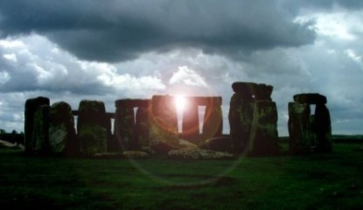 Slunce prosvítá mezi kameny Stonehenge v Anglii