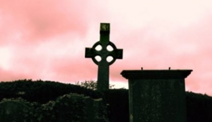 Keltský kříž na kopci 