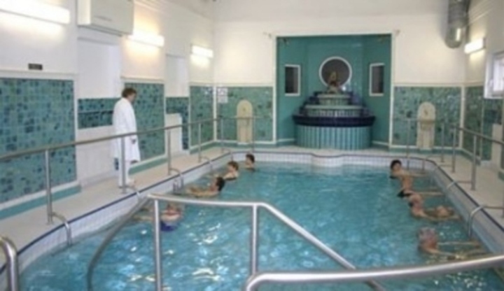 Lidé cvičící v bazénu 