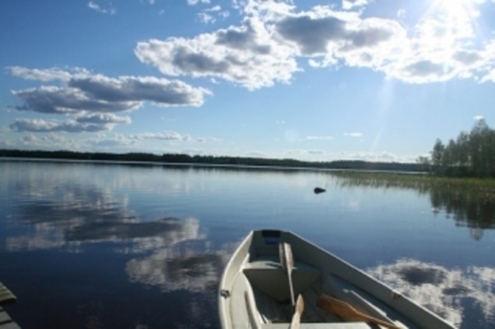 Loďka na jezeře ve Finsku 