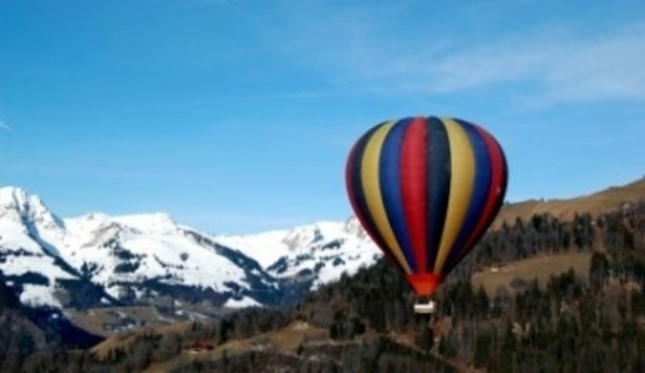 Barevný balón letící ve vzduchu 