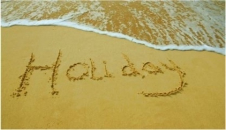 Nápis holiday v písku u moře
