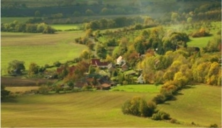 Pohled na krajinu s malou vesničkou 