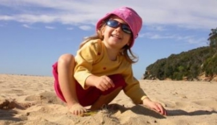 Dítě sedící v písku 