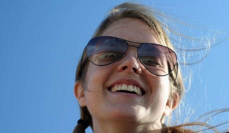 Smějící se žena ve slunečních brýlích  