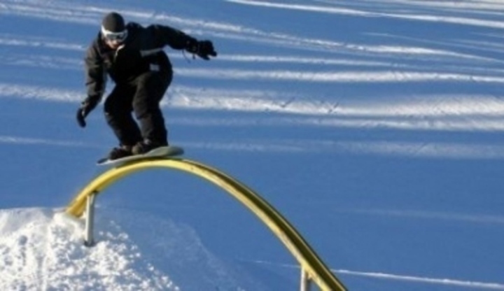 Muž předvádějící triky na snowboardu 