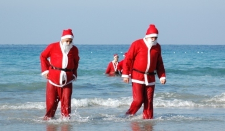 Santa Clausové vycházející z moře 