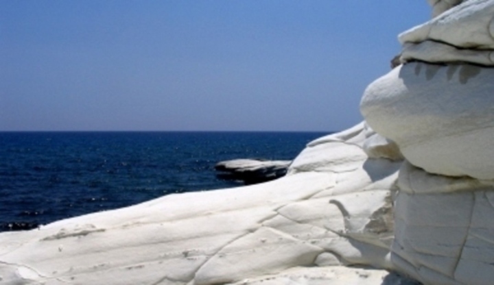 Kamenné bílé skály u břehu moře na Kypru 