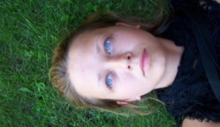 Ležící žena na trávě