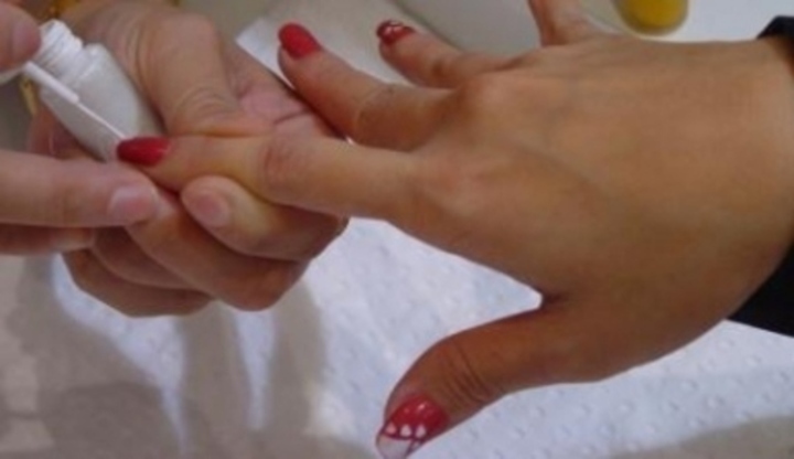 Nalakované nehty na ruce 