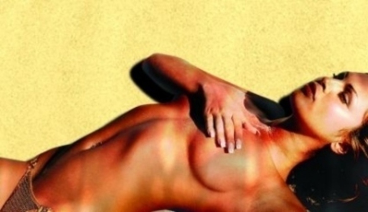 Ležící nahá žena s rukou na prsu 