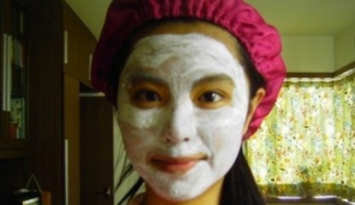 Pleťová maska na tváři ženy 