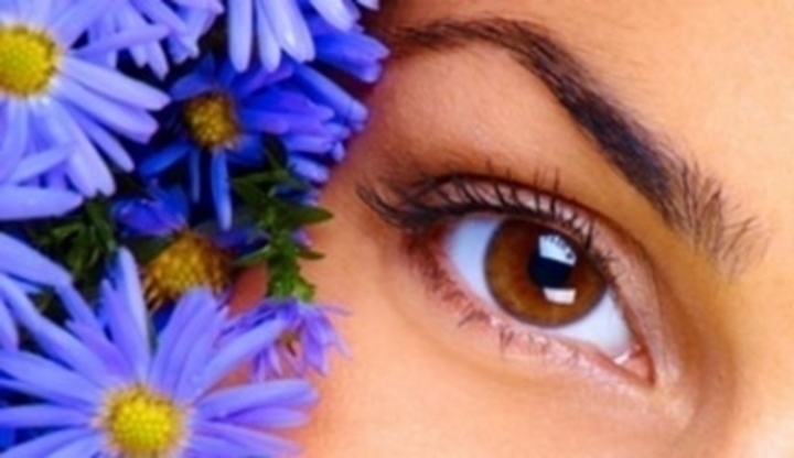 Oko ženy s fialovými  květy 