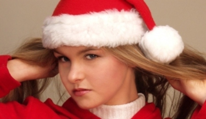 Žena s vánoční čepicí