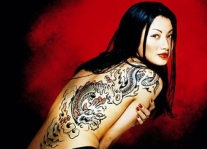 Žena s tetováním na zádech 