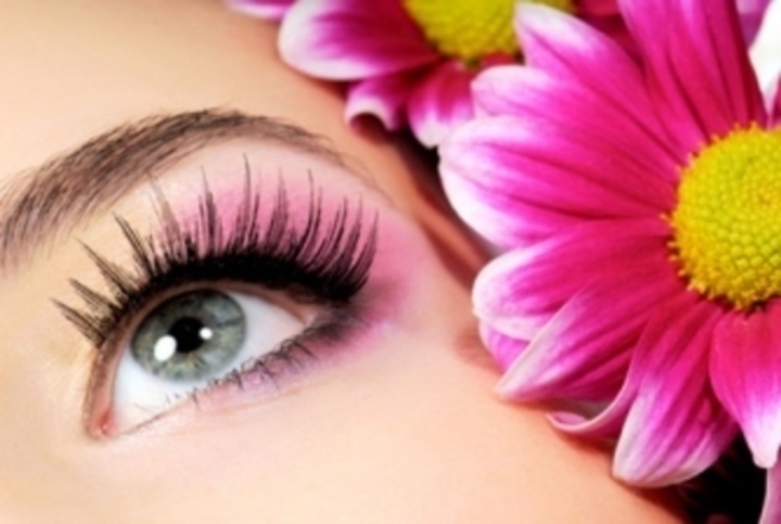 Namalované oko ženy s květinou u obličeje 