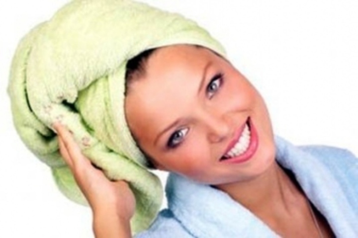 Žena s ručníkem na hlavě 
