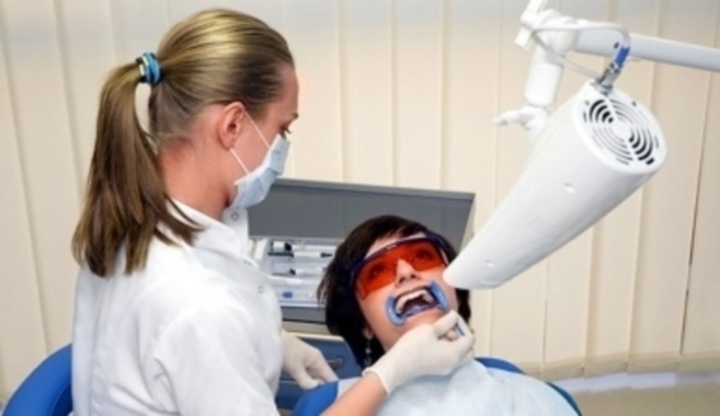 Žena přístrojem bělí zuby 