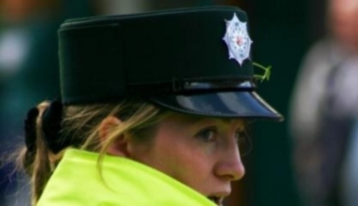 Žena s policejní čepicí na hlavě 