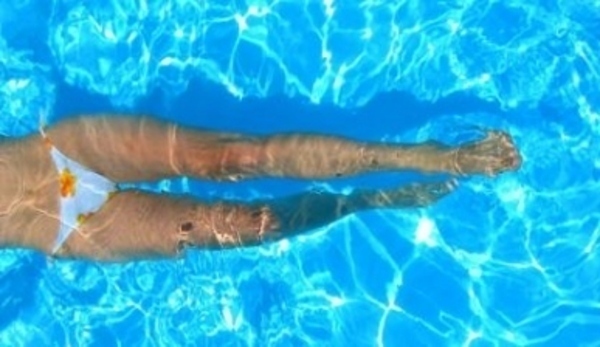 Ženské nohy v bazéně