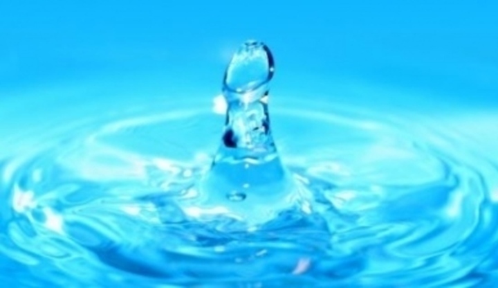 Kapka vody při dopadu na hladinu