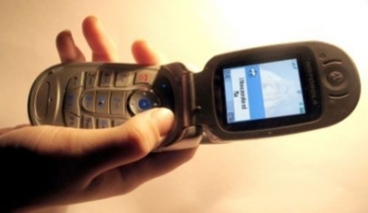 Ruka držící mobilní telefon 
