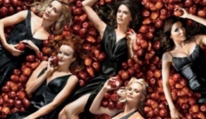 Ženy v černých šatech ležící v jablkách 