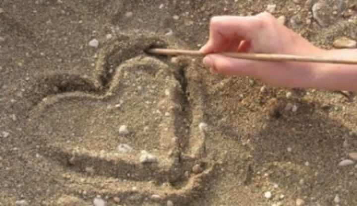 Srdce nakreslené v písku