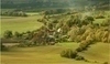 Pohled na malou vesničku v údolí