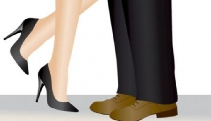 Kreslené nohy dvou lidí