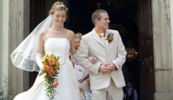 Žena a muž ve svatebním oblečení 