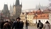 Lidé procházející se v Praze  