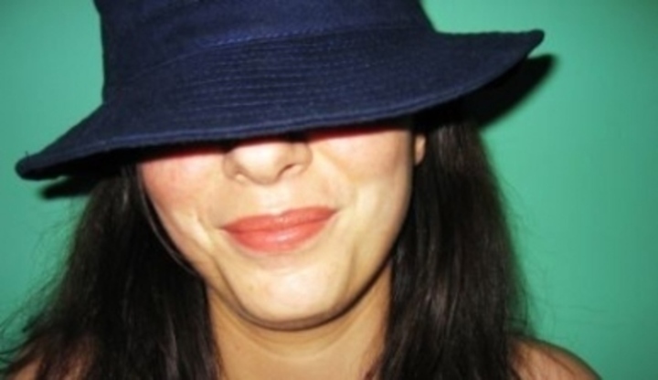 Žena s modrým kloboukem přes oči 