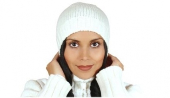 Žena v bílé zimní čepici 